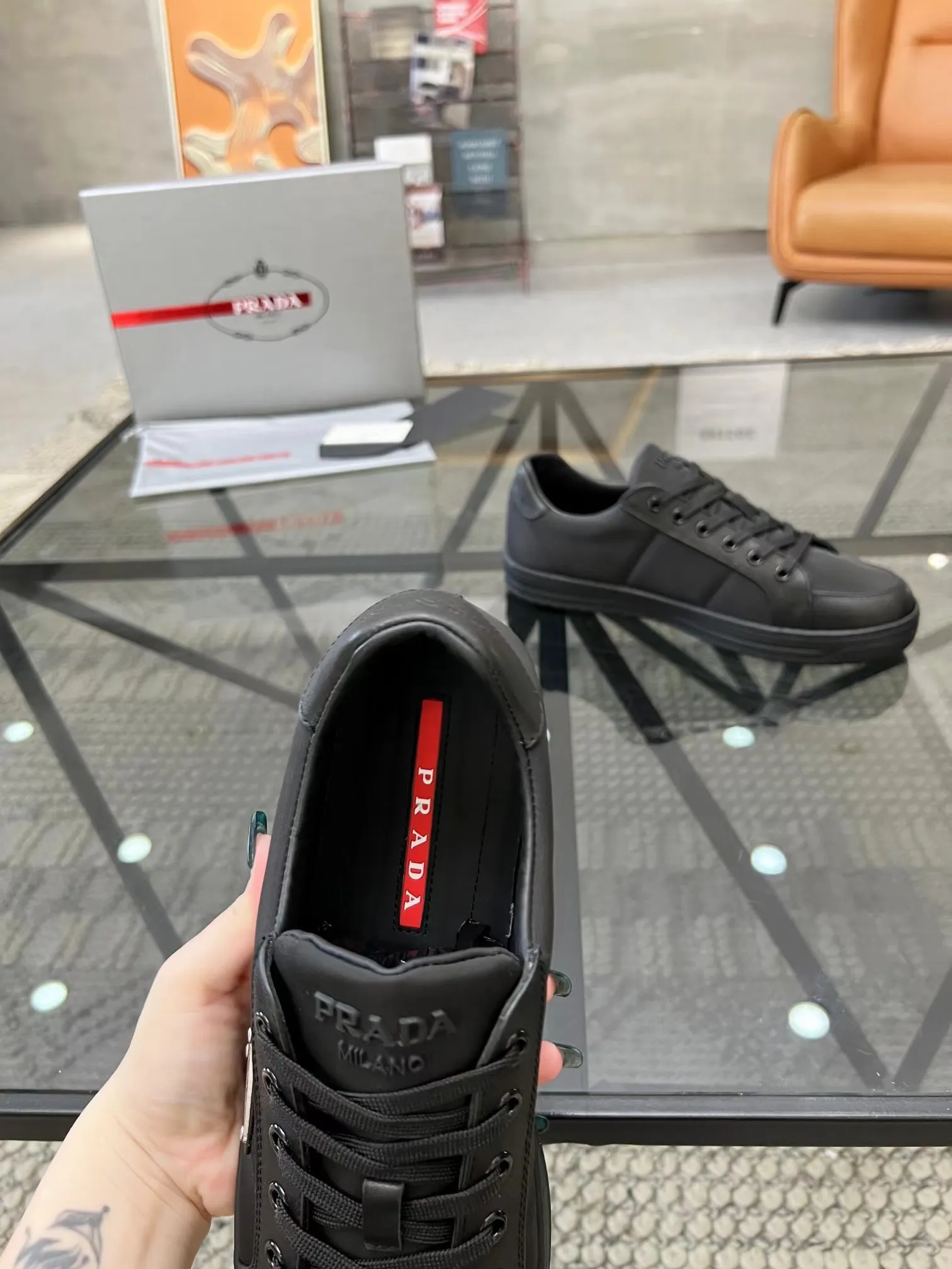 P380 38-45 Prada Prada’s new men’s leather sneakers, the highest version on the market, any comparison is welcome🆚! The original leather has excellent texture and is super high-end! Fetal sheep net lining imported from Italy, removable pad! Luxurious materials and fine workmanship, highly recommended!